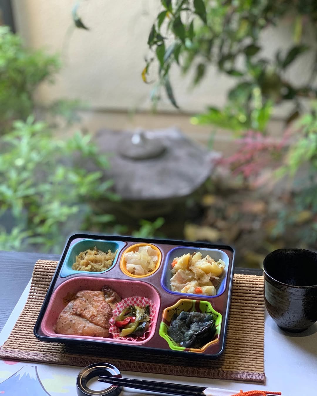 ・ 今日は地図の日です。 日本で見る世界地図は真ん中に日本 がありますよね？世界で使われてい る世界地図は日本が一番右端にある のが主流なんです。日付変更線に近 いからという説が有力です。時間が あれば世界地図を見てみては？ #お弁当 #ご...