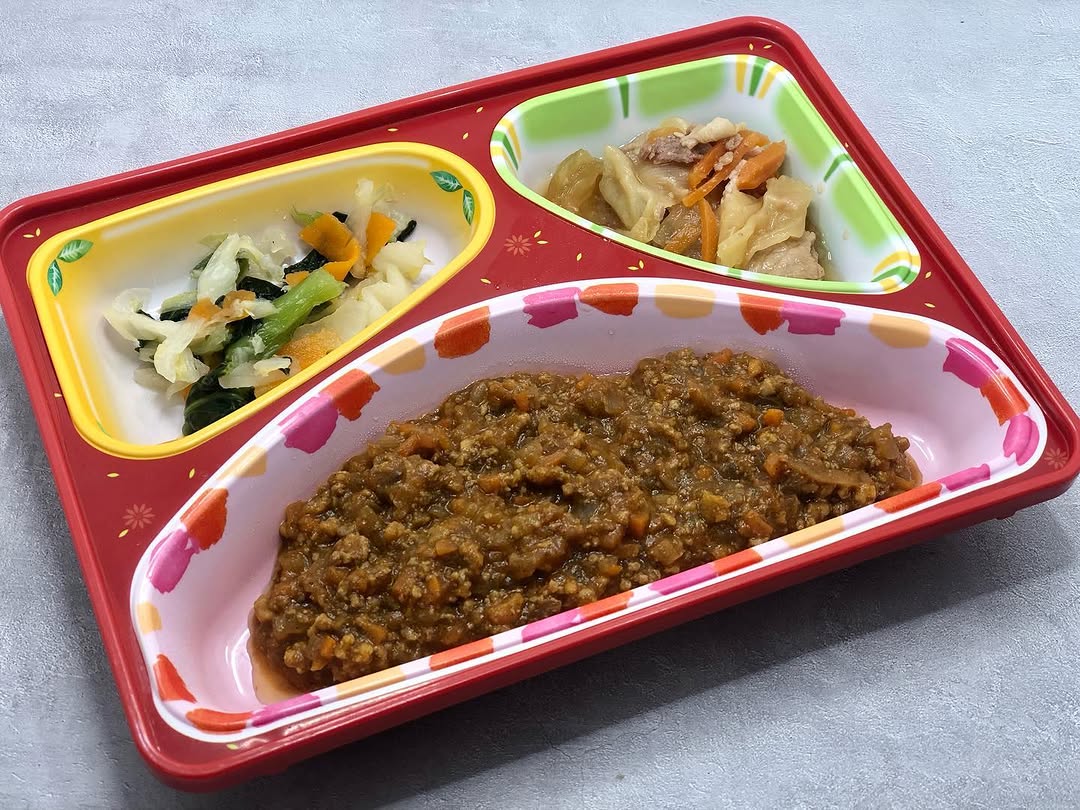 🍱 🐟本日の普通食（夕食）メニュー キーマカレー 豚肉と野菜の生姜炒め 野菜のおひたし ※仕入れ状況によりメニューが 異なる場合がございます。 ご了承ください。 当店のご利用、誠にありがとうございます。 今日は漫画の日です。 1840一...