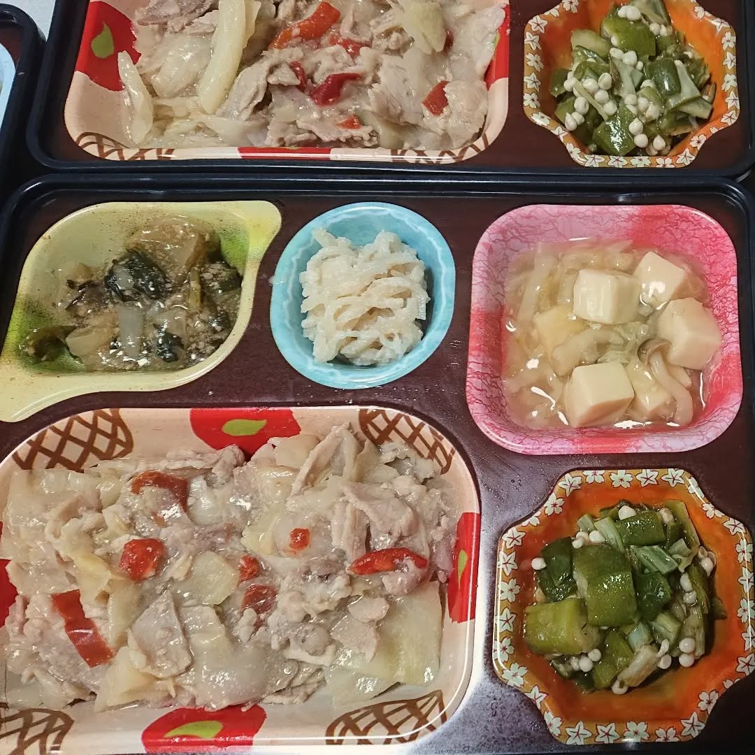 今日から5月ですね！ 千葉若葉店もオープンから１ヶ月を迎え、毎日元気に配達しております。 ライフデリのお弁当は冷蔵品のため、作りたてで美味しいです♪ 本日の昼食です 🍴焼肉塩炒め 🍴オクラのおかか和え梅風味 🍴豆腐としめじのとろみ煮 ...