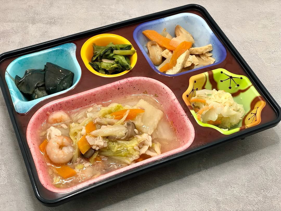 🍱 🐟本日の普通食（夕食）メニュー🍖 八宝菜 キャベツの白ドレ和え 麩と大根の煮物 菜の花とキノコの和え物 なすの中華風南蛮漬け ※仕入れ状況によりメニューが 異なる場合がございます。 ご了承ください。 当店のご利用、誠にありがとうご...