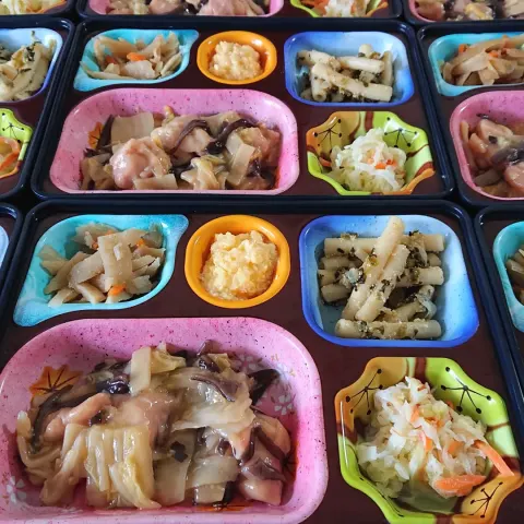 本日の夕食です🍴 梅雨もあけて毎日暑い日が続いていますね。 暑い中、外仕事をしている人を見かけると、車で移動している私はまだいいんだなと思わされます。 家の中にいても熱中症になることがあります。こまめに水分補給をして下さいね✨ 💡試食は...