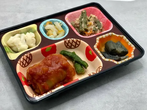 🍱 🐟本日の普通食（夕食）メニュー ロールキャベツのトマト煮込み アスパラ ひと口なすのオランダ煮 豚肉とインゲンの胡麻味噌炒め 一夜漬け カリフラワーの甘酢漬け ※仕入れ状況によりメニューが 異なる場合がございます。 ご了承ください。...