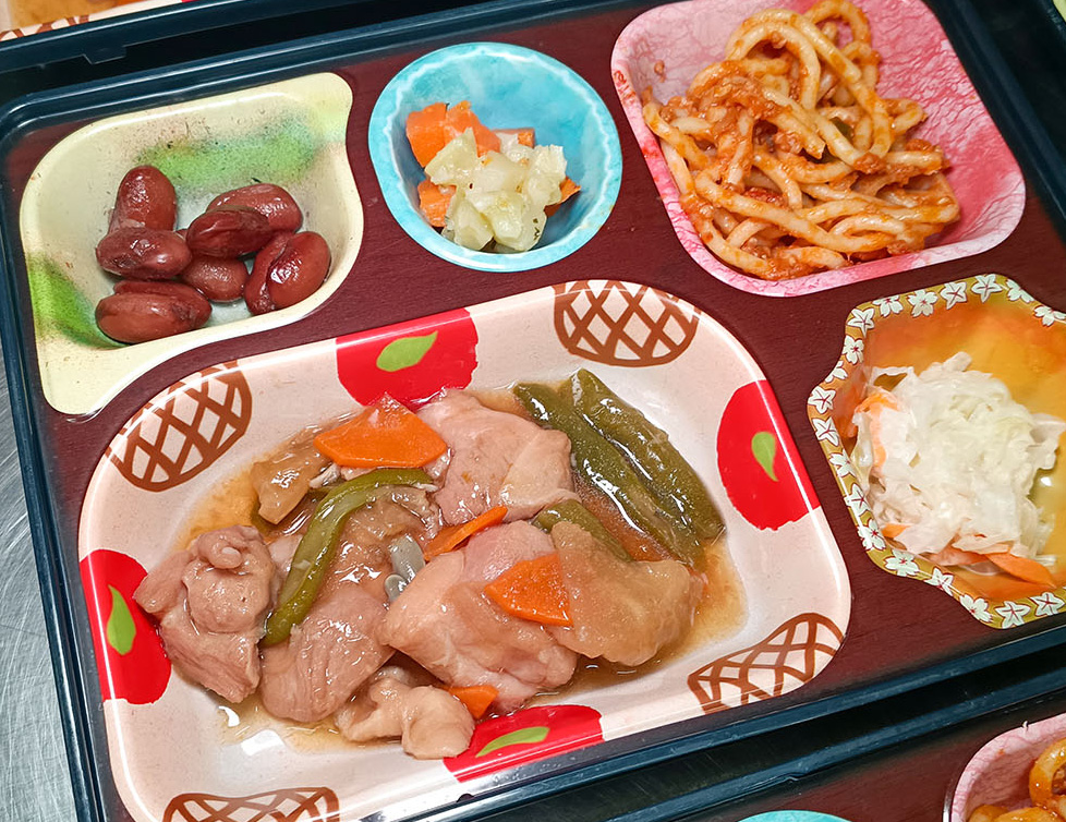 今日は「鶏ももと根菜の照り煮」です♪