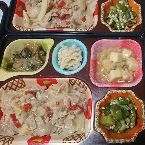 今日から5月ですね！ 千葉若葉店もオープンから１ヶ月を迎え、毎日元気に配達しております。 ライフデリのお弁当は冷蔵品のため、作りたてで美味しいです♪ 本日の昼食です 🍴焼肉塩炒め 🍴オクラのおかか和え梅風味 🍴豆腐としめじのとろみ煮 ...